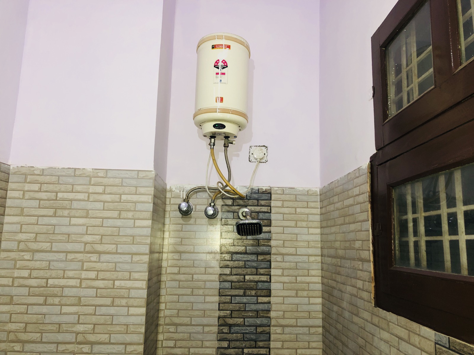 Dev Hotel Mansarovar hot water geyser