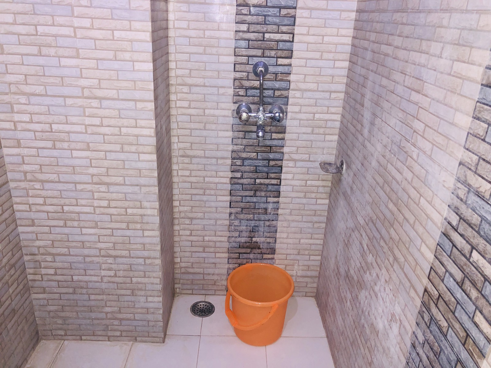 Dev Hotel Mansarovar bathroom shower