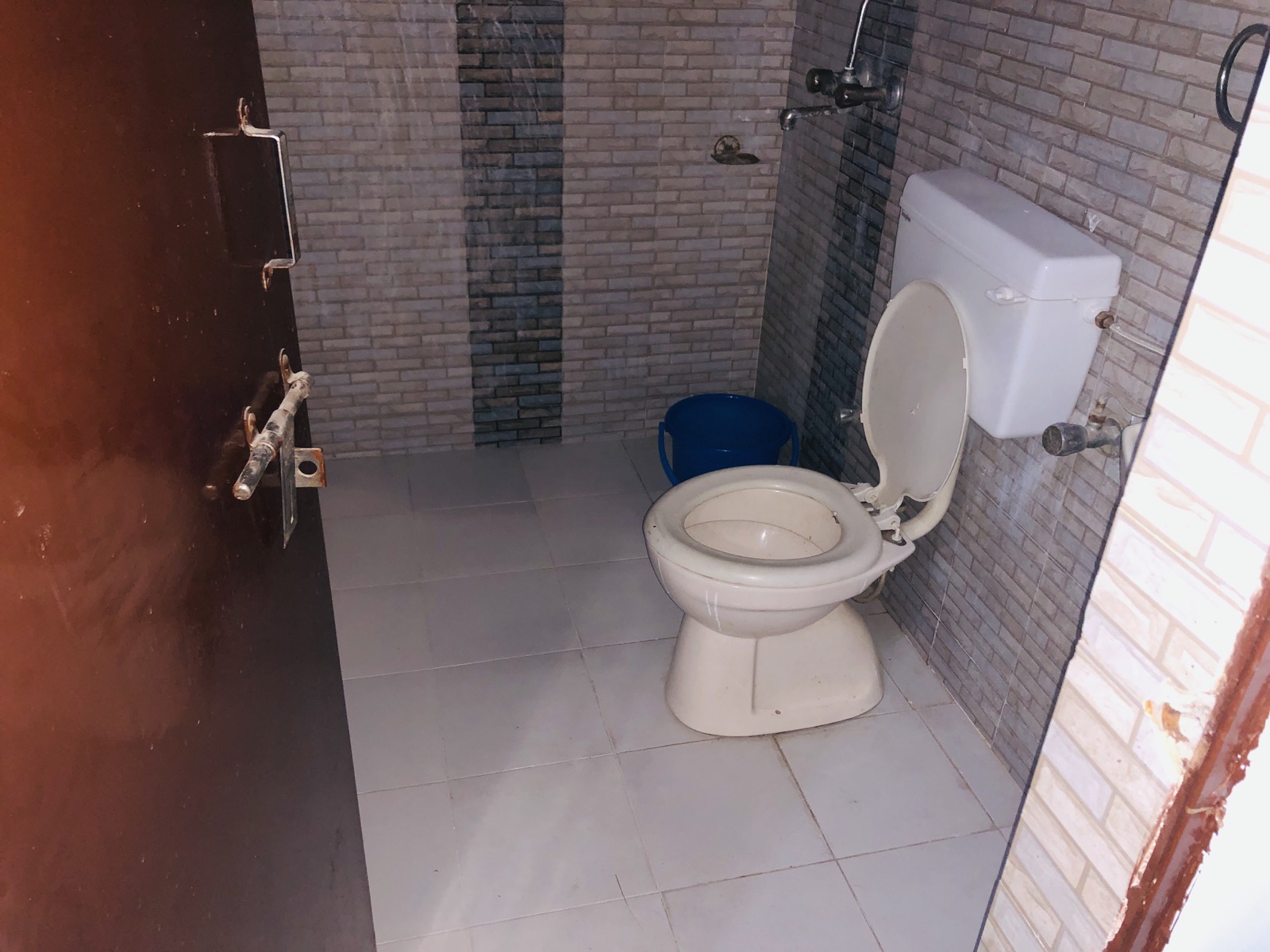 Dev Hotel Mansarovar attached bathroom