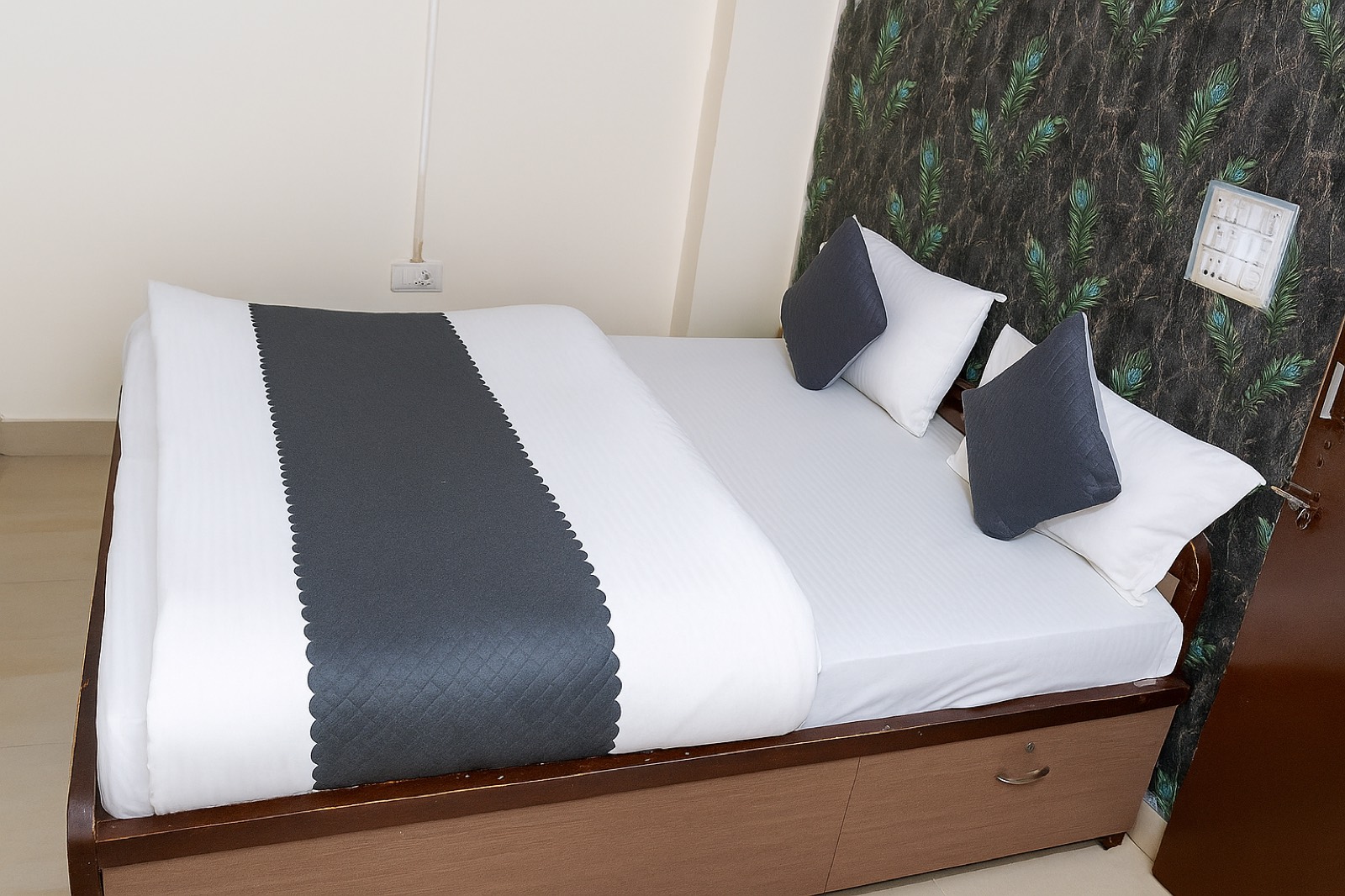 Dev Hotel Mansarovar grey bed room