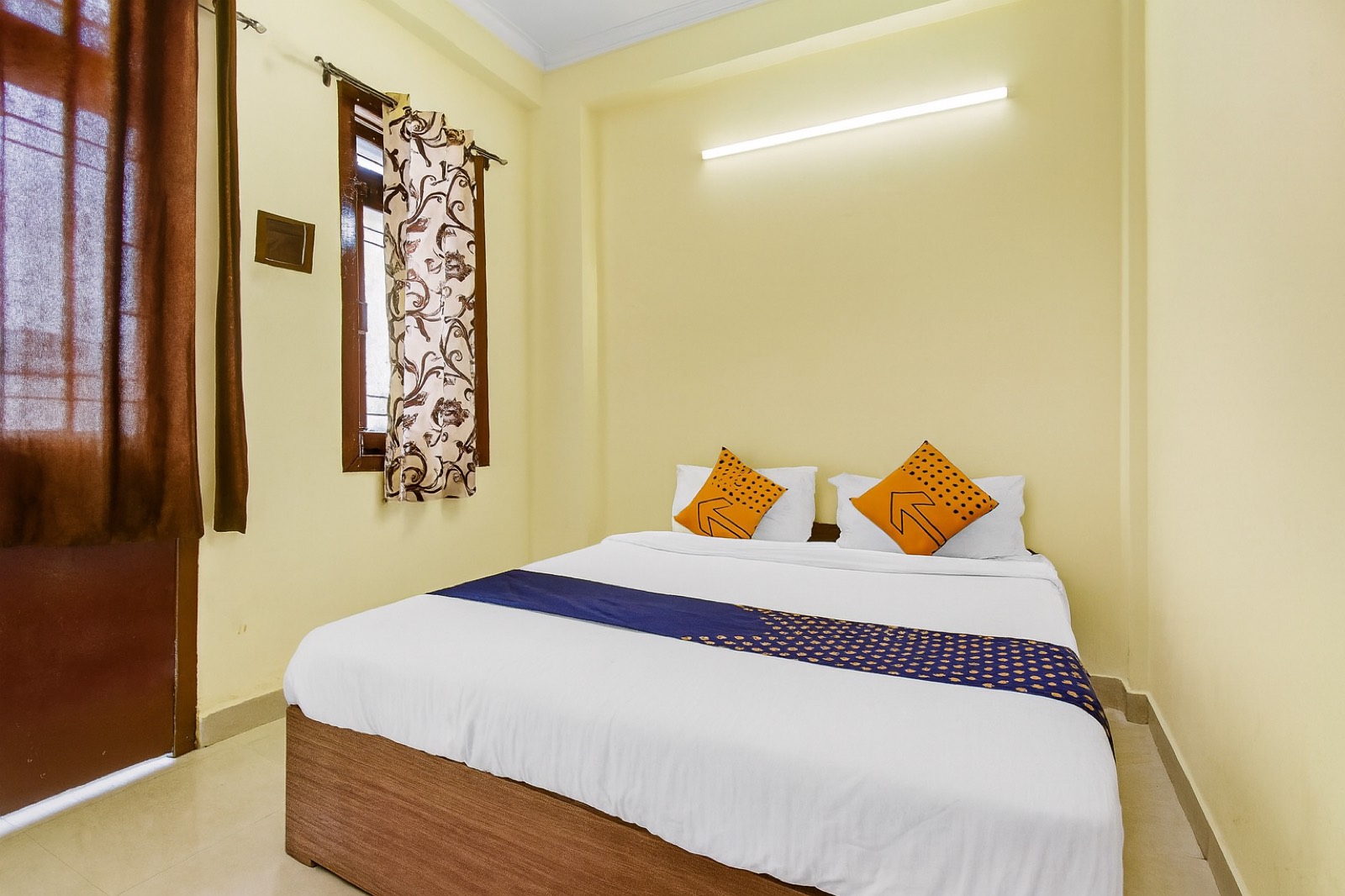 Dev Hotel Mansarovar family room with double bed